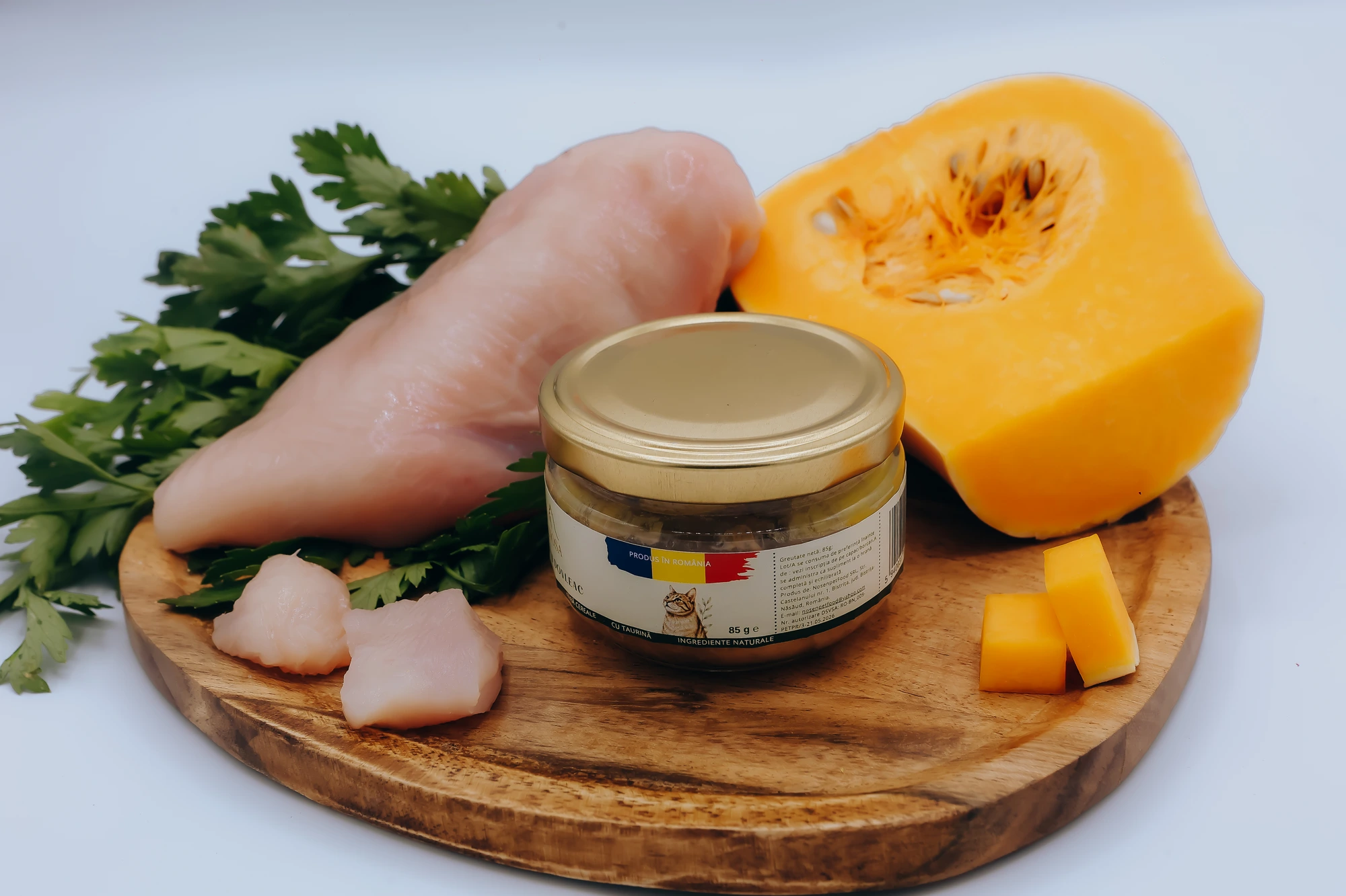Borcan NOSA alături de piept de pui proaspăt, dovleac și ingrediente naturale